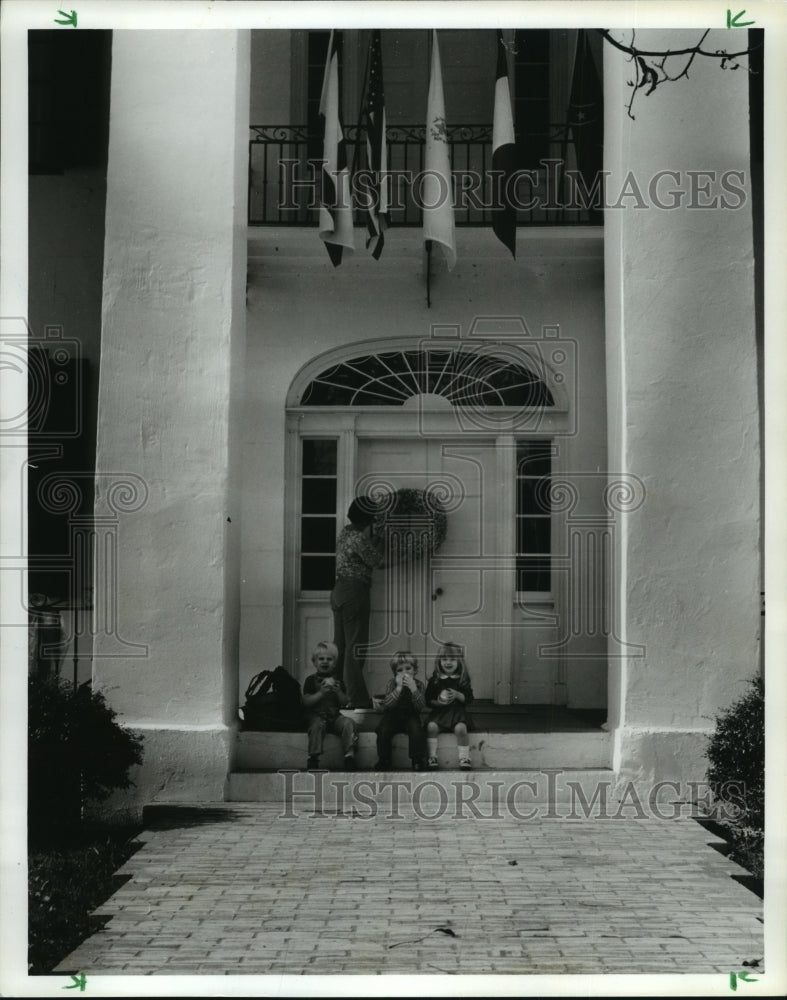 1979 Bluff Hall is decorated by Mrs. Eddie Fields, Demopolis, AL - Historic Images