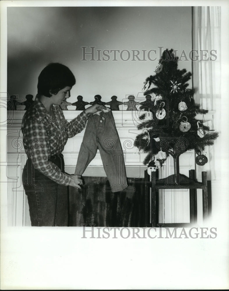 1979 Press Photo Mrs. Joe Sledge decorates Bluff Hall mantle, Demopolis,Alabama - Historic Images