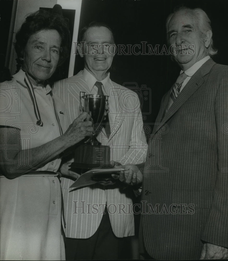 1972 Press Photo Mrs. McGregor wins grand prize for needlepoint map, Birmingham - Historic Images