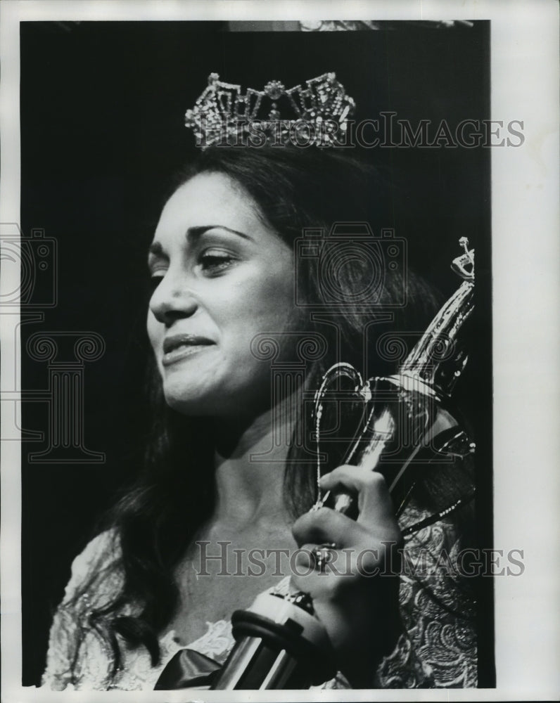 1977, Julie Houston, Miss Alabama 1977, with crown and trophy - Historic Images