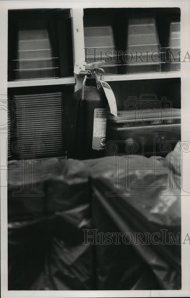 1988 Press Photo Out of Date Extinguisher is Fire Code at Berry High Hoover AL - Historic Images