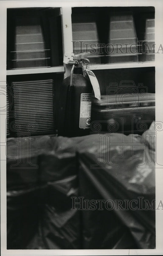 1988 Press Photo Out of Date Extinguisher is Fire Code at Berry High Hoover AL - Historic Images