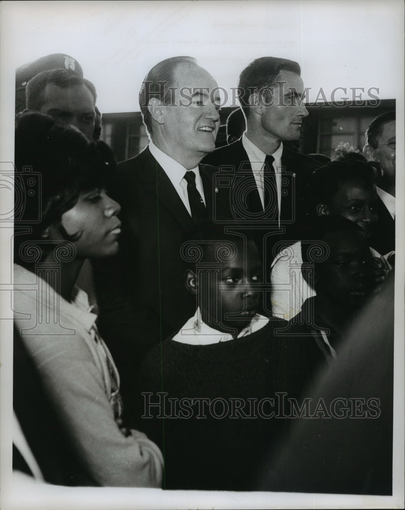 1967 Press Photo Hubert Humphrey, vice president, others on visit to Birmingham - Historic Images