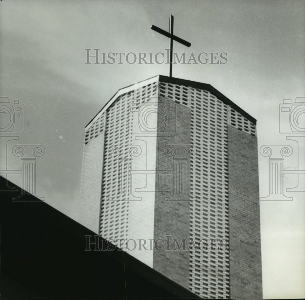 1980 Press Photo Holy Spirit Catholic Church&#39;s tower in Huntsville, Alabama - Historic Images