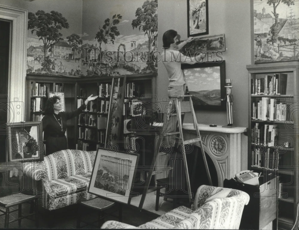 1979 Press Photo Mickey Walker hangs a picture with Mrs. Boone in Tuscaloosa - Historic Images