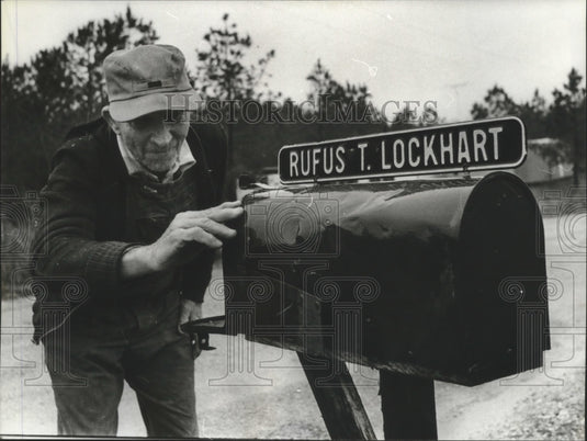 1980, Rufus Lockhart checks his mailbox in Gu-Win Alabama - Historic Images