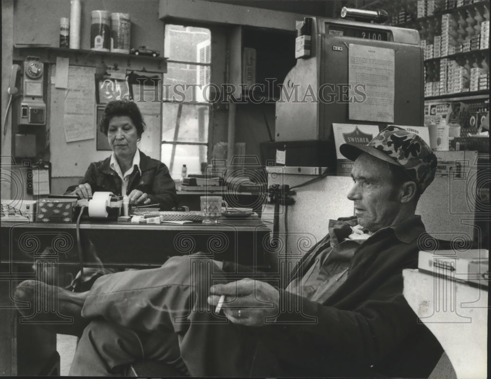 1980, Frances and Jim Holloway's service station, Gu-Win, Alabama - Historic Images