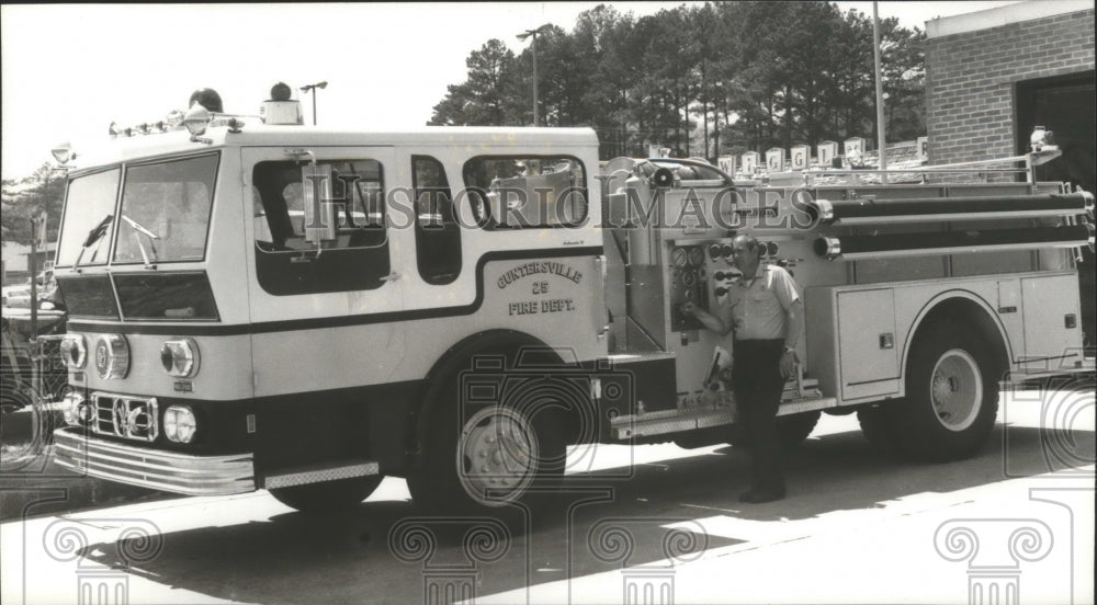 1980 Press Photo Fire Chief Dennis Buchanan with new truck, Guntersville - Historic Images