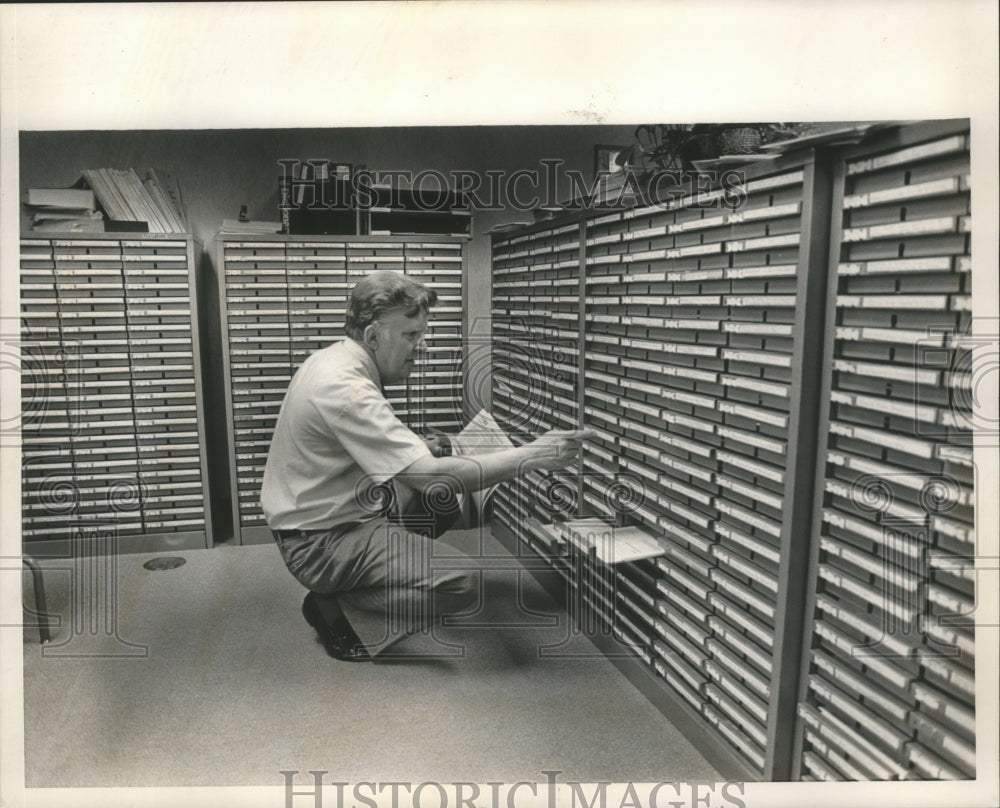 1985 Press Photo Bill Marvin, Internal Revenue Service, looks for tax forms - Historic Images