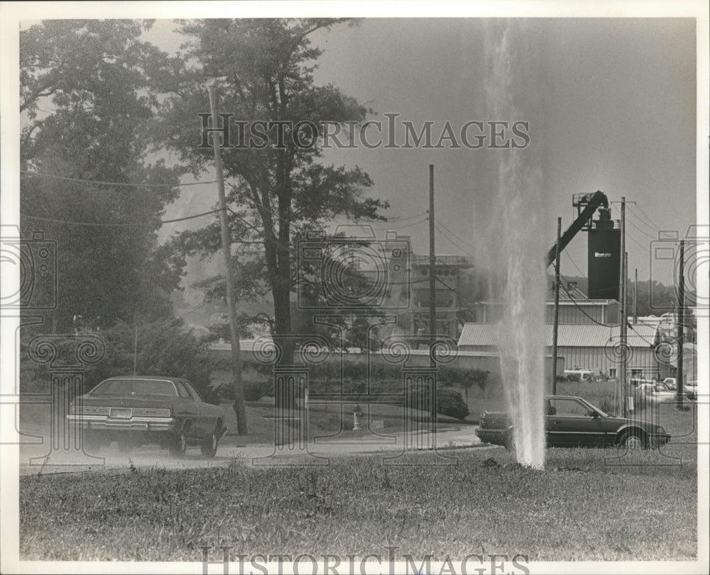 1985 Press Photo Busted water main on Tarrant Pinson Highway, Tarrant, Alabama - Historic Images