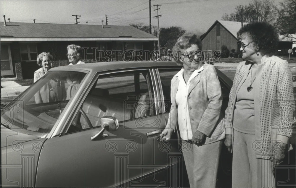 Press Photo Neighbors get into car in Tarrant, Alabama - abna14541 - Historic Images