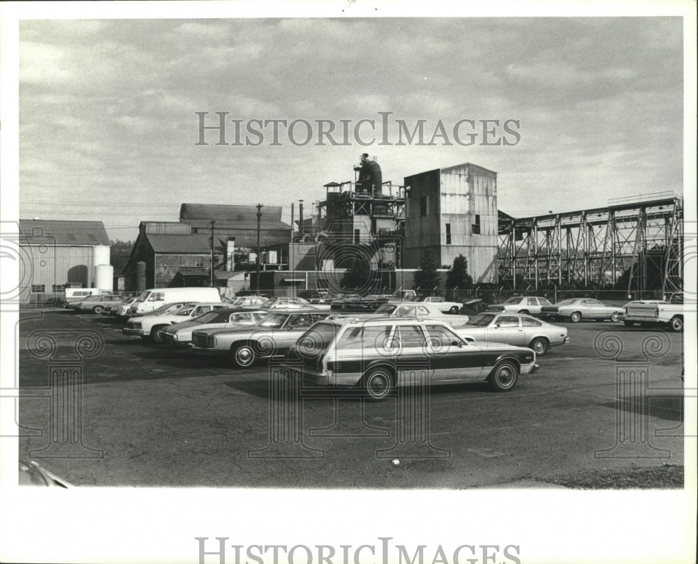 1979 Press Photo view of Clow Corp. plant from the parking lot, Tarrant, Alabama - Historic Images