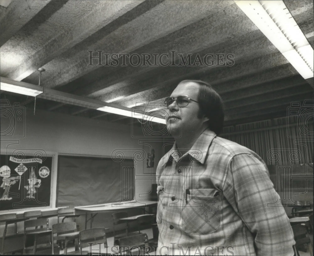 1979 Press Photo Principal Lawley, Asbestos Ceilings, St. Clair School, Alabama - Historic Images