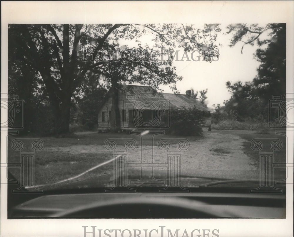 Press Photo view of house in Greene County from inside a car - abna14654 - Historic Images