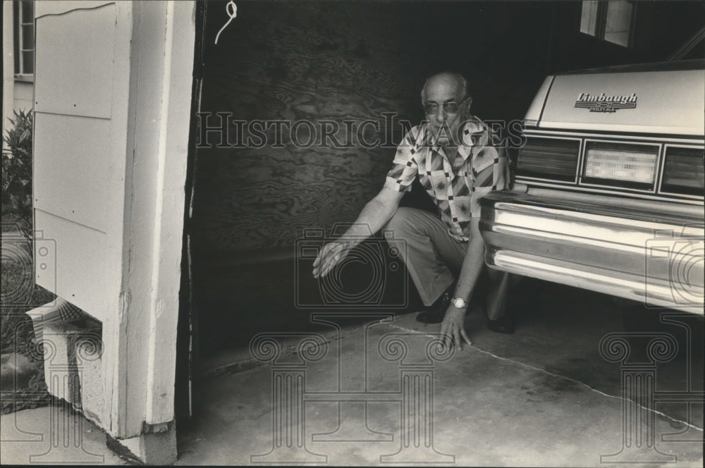 1983 Press Photo Allen points to damage to his garage, Graysville, Alabama - Historic Images