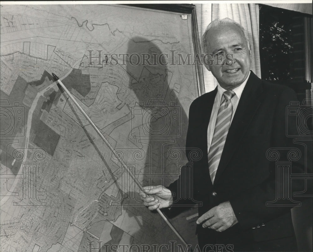 1982 Vestavia Mayor Jack Grace points to map - Historic Images