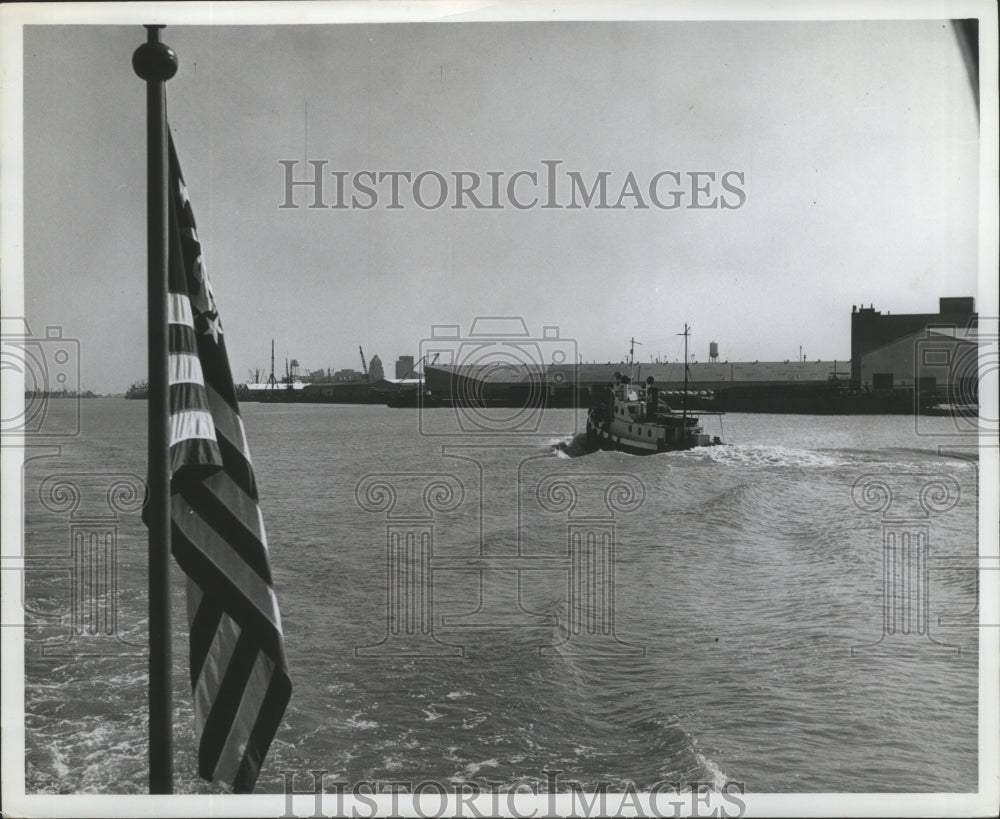1965 Press Photo Flag stands guard as boaters enjoy the waters at Fort Morgan - Historic Images