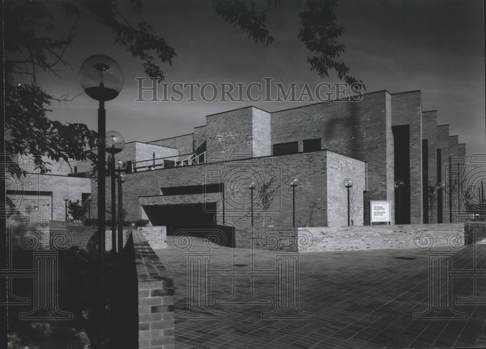 1977, UAB gymnasium wins architectural award, Birmingham, Alabama - Historic Images