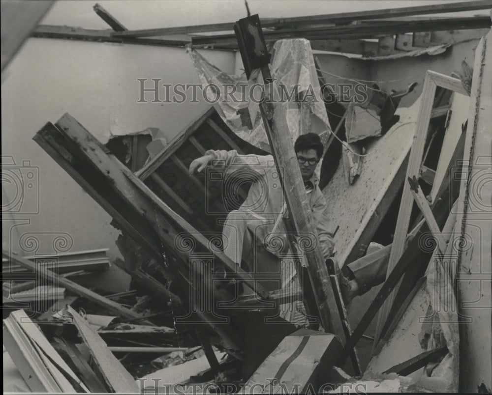 1975 Press Photo Sutton Place resident sorts Debris after Tuscaloosa Tornado, AL - Historic Images