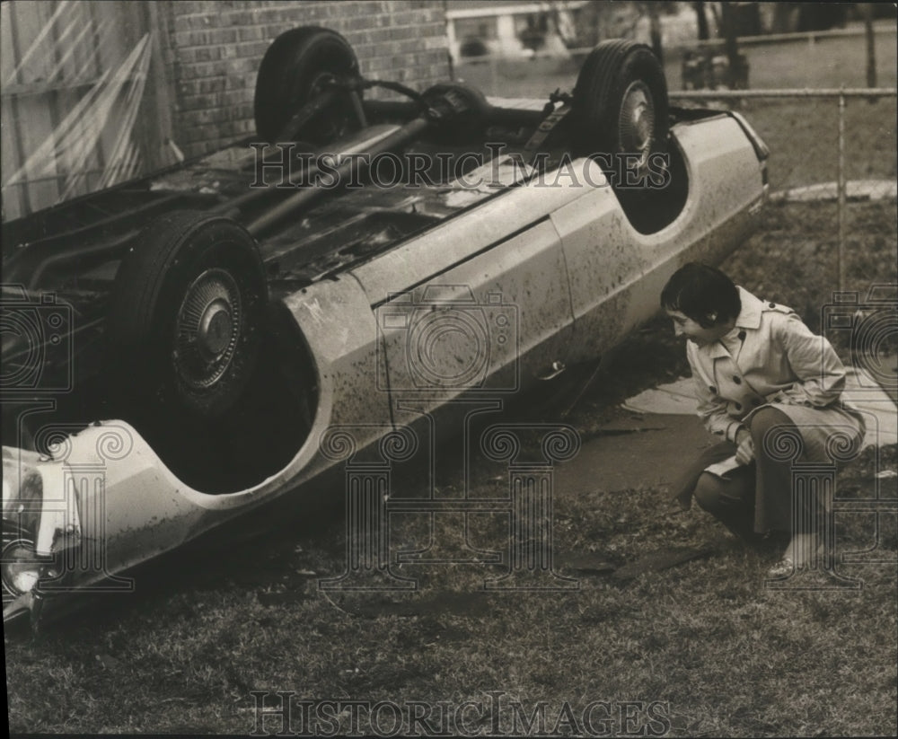 1975 Press Photo Mrs. Heywang found her car after Tornado, Tuscaloosa, Alabama - Historic Images