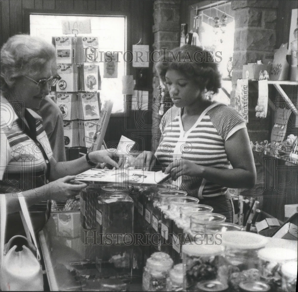 1978 Press Photo women shopping, Noccalula Falls, Gadsden, Alabama - abna14884 - Historic Images