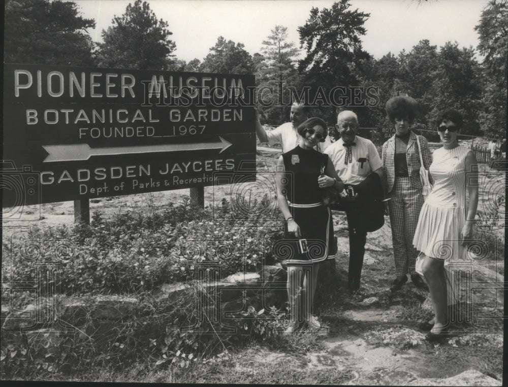 1969, Omer McGhee, Alabama Travel Council, visitors, Gadsden, Alabama - Historic Images