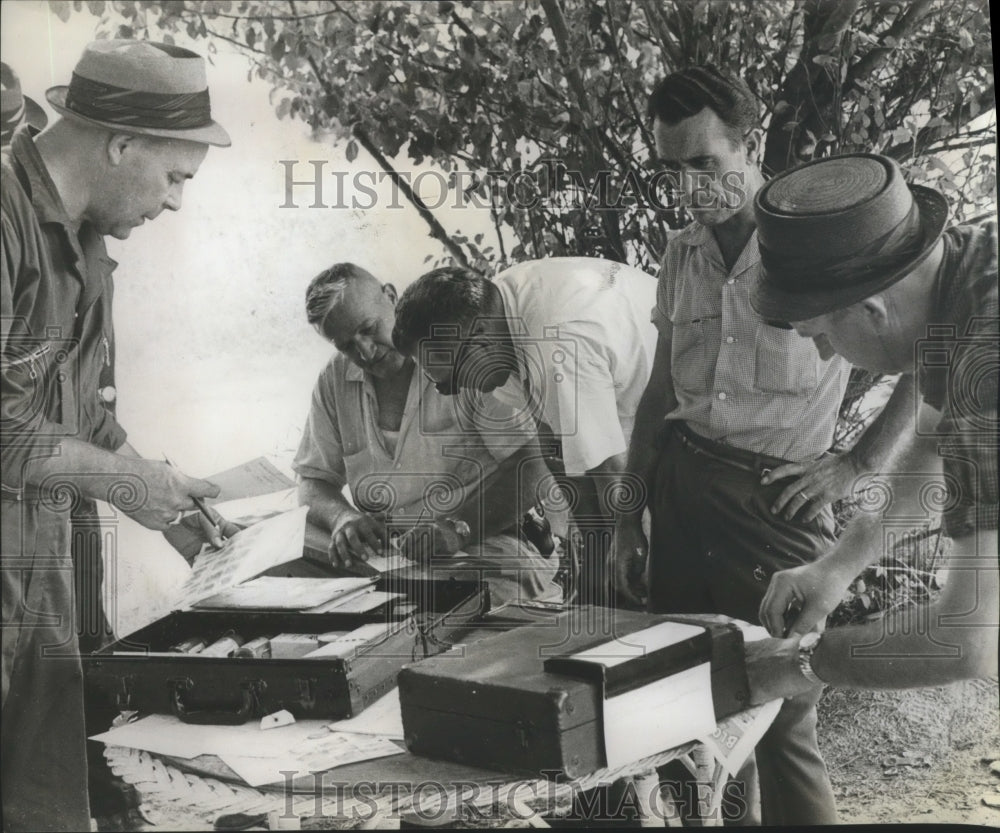 1962 Press Photo Gamblers fingerprinted after state raid, Sayreton, Alabama - Historic Images