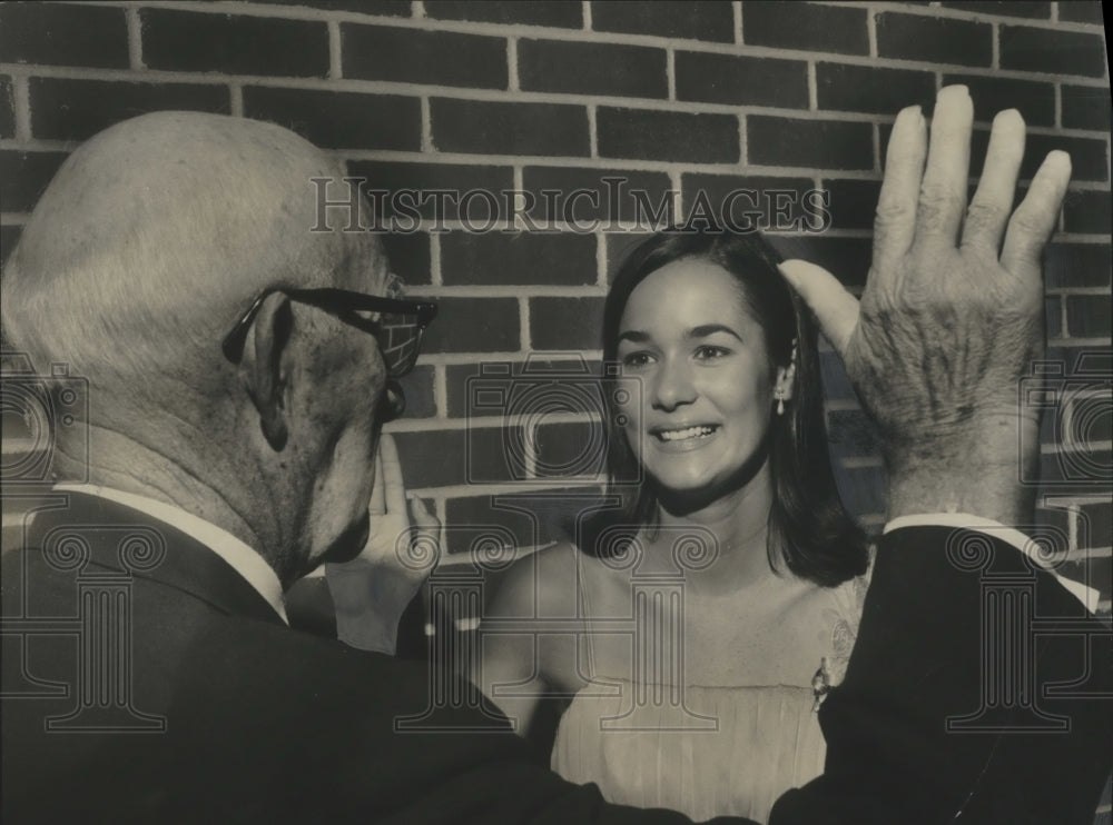 1967 Press Photo Cathy Johnson, takes oath as governor of Girls State, Alabama - Historic Images