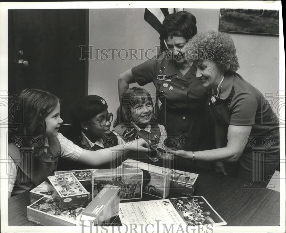 1981, Girl scouts and their leaders with girl scout cookies - Historic Images