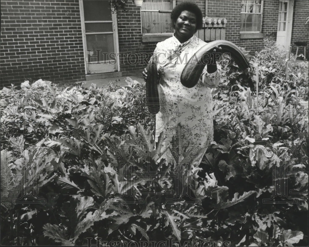 1981 Louise Bailey wins prize for best overall garden - Historic Images