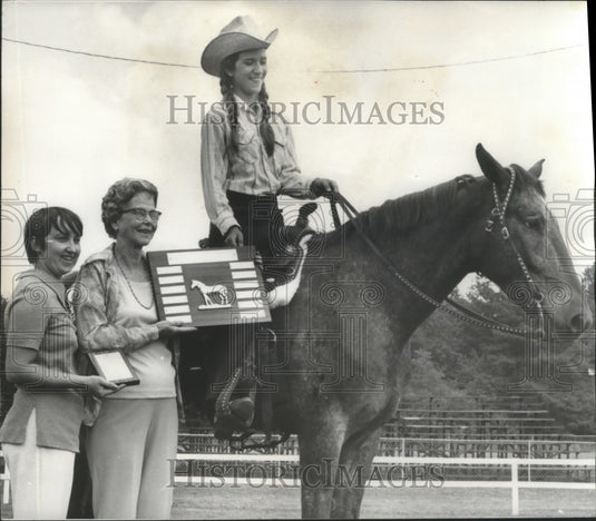1977, Christie Watkins, Peggy Prucnal & Mrs. Fore at Dixie Horse Show - Historic Images
