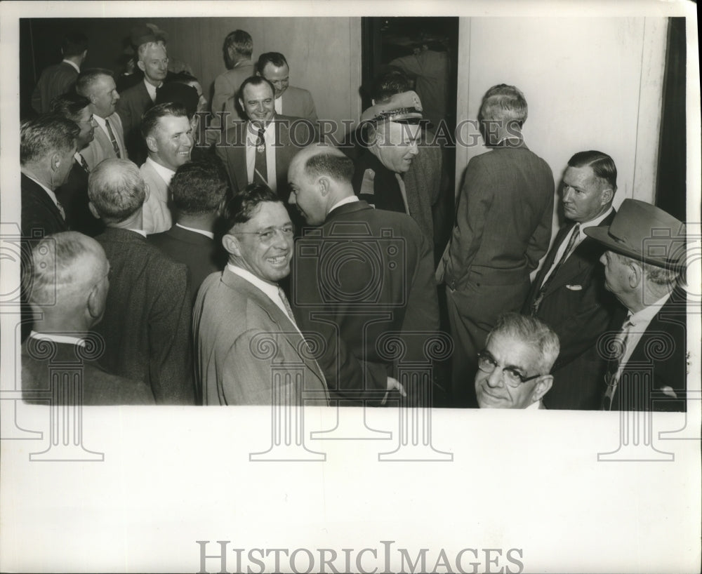 1955 Press Photo Spectators and witnesses outside of a courtroom during a trial - Historic Images