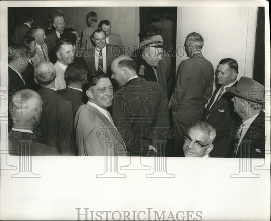 1955 Press Photo Spectators and witnesses outside of a courtroom during a trial - Historic Images