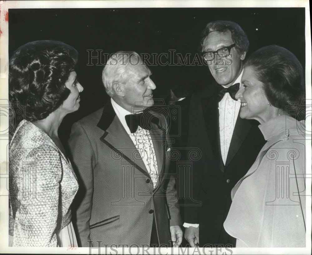 1974 Press Photo First Lady Betty Ford Chats at St. Vincent&#39;s Gala 11, Alabama - Historic Images