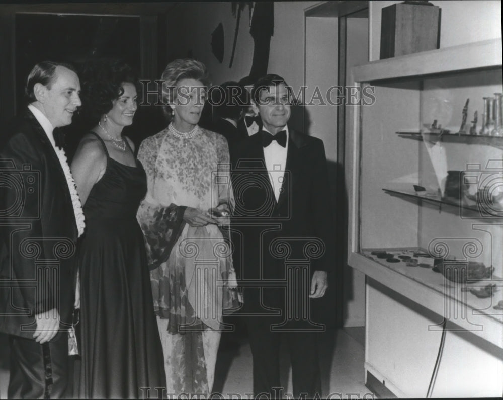 1977 Several guests look at a display at the Gala IV event - Historic Images