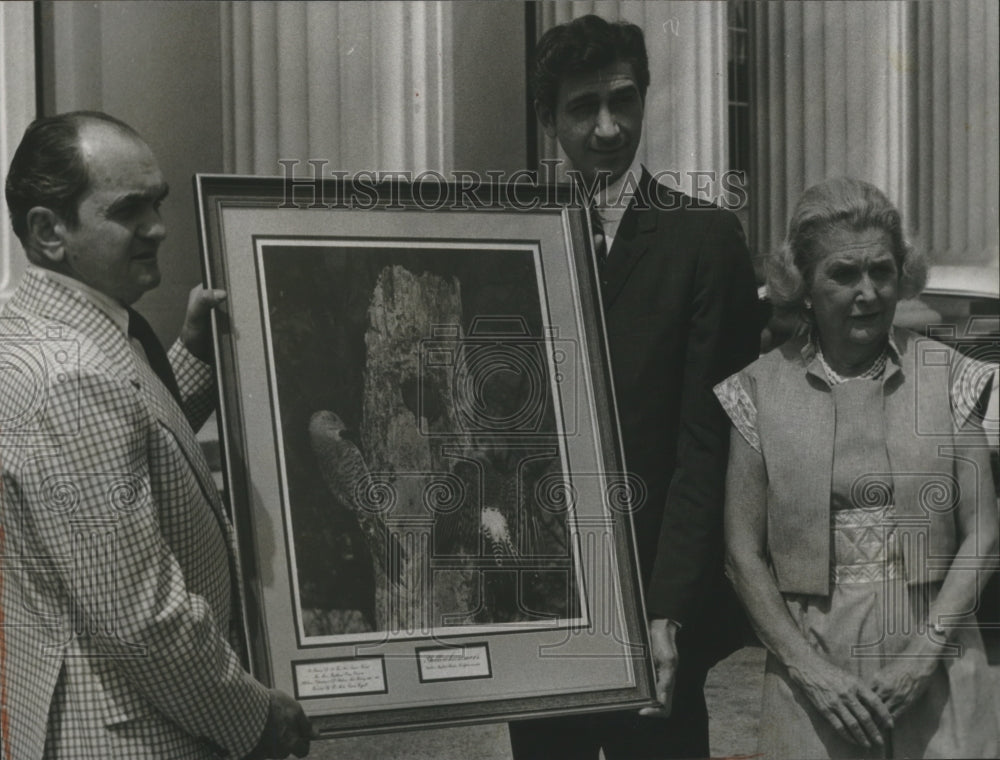 1976 Press Photo Alabama Photographer Curtis Frizzell With Litho Color Print - Historic Images