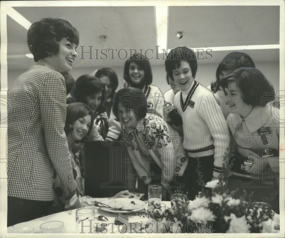 1966 Press Photo Alabama Junior Miss Ann Fowler with Others backstage, Rehearsal-Historic Images