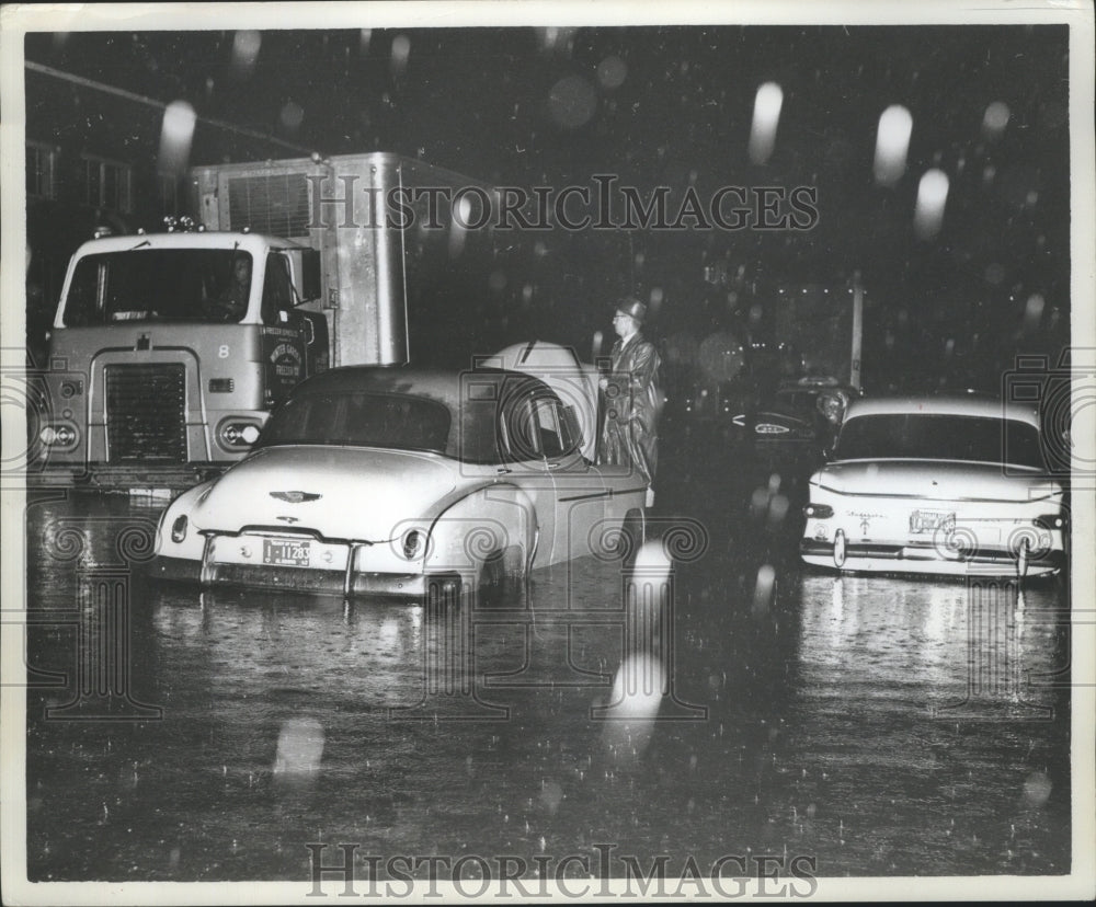 1965 Press Photo Cars and Trucks in Floods-Birmingham, Alabama - abna15074 - Historic Images