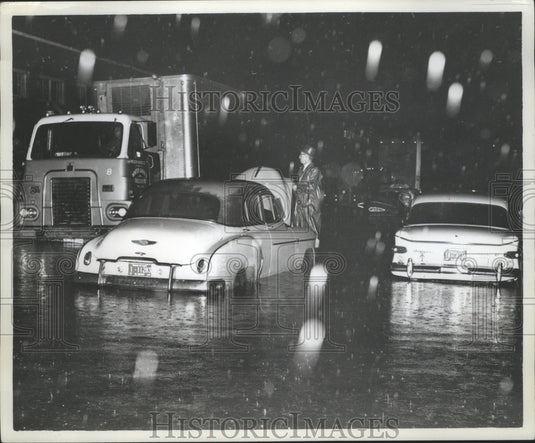 1965 Press Photo Cars and Trucks in Floods-Birmingham, Alabama - abna15074 - Historic Images