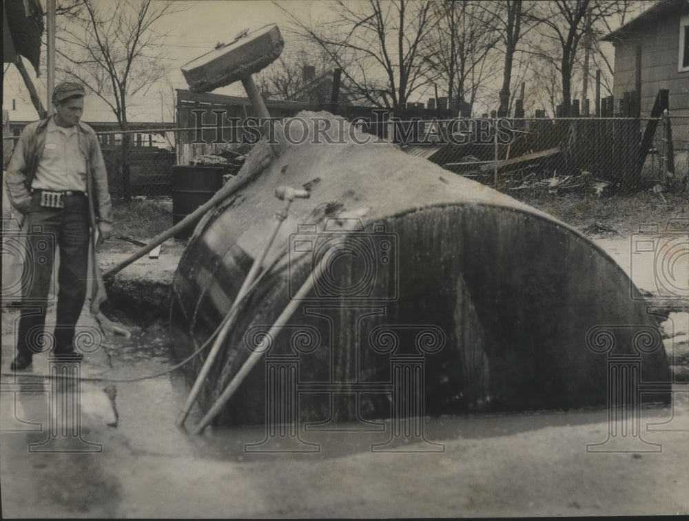 1961 Press Photo H. G. Ryan with a 6000 gallon tank afer Flooding in Birmingham - Historic Images