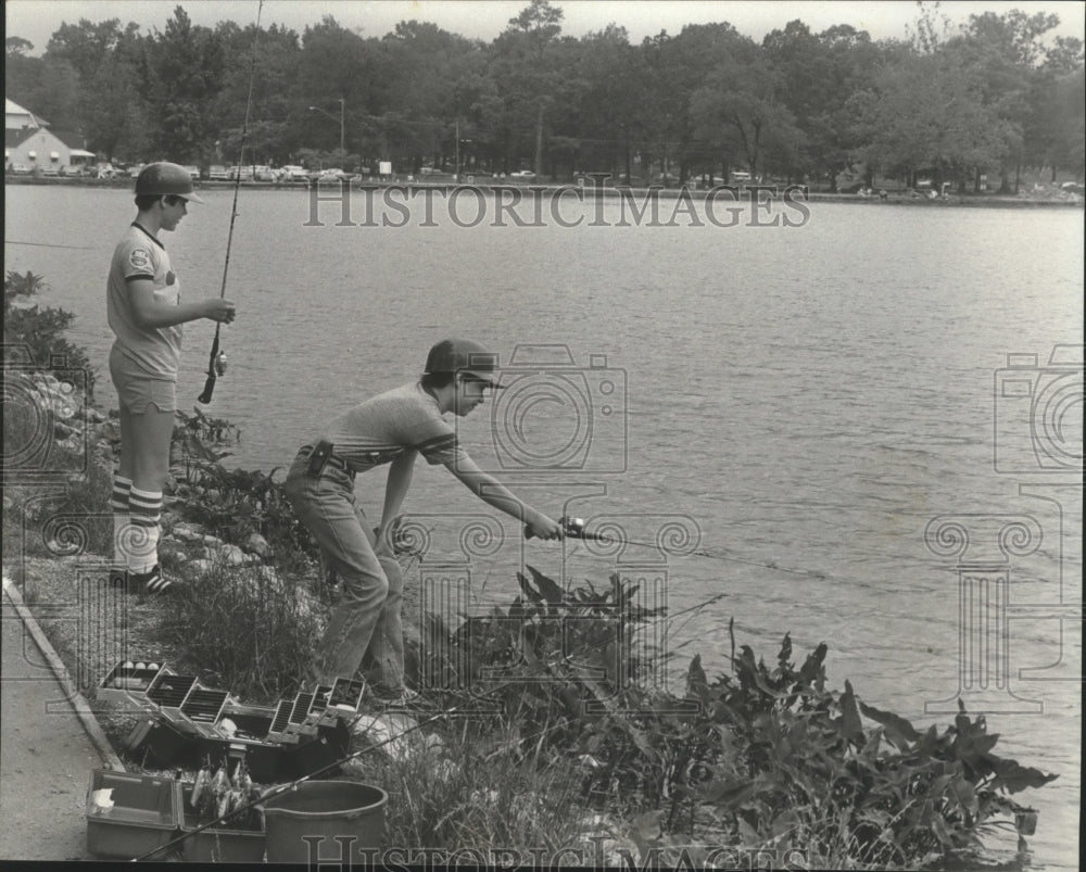 1982 Press Photo Doug Cruse and Butch Parsons fishing at Youth Fishing Rodeo - Historic Images