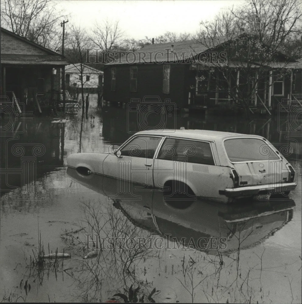 1981, Water floods car, laps at porches in 1100 block of Avenue U - Historic Images