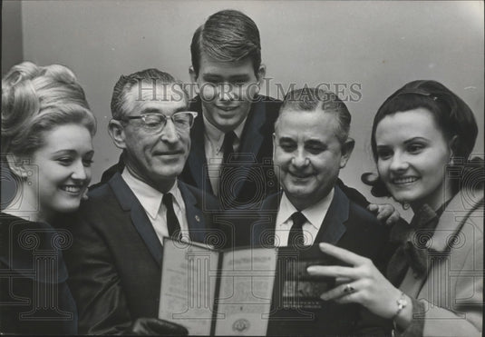 1966 Press Photo Miss Alabama Linda Folsom with Ferd Weil, Judy Short, Others- Historic Images