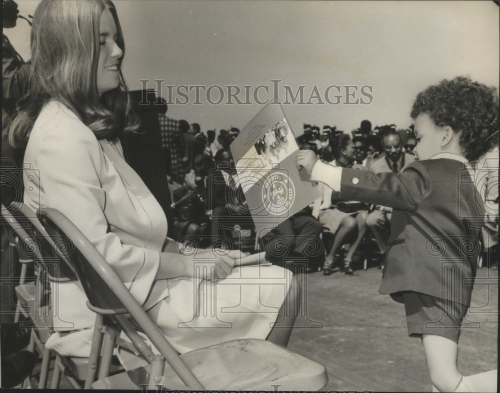 1974 Press Photo Mrs. Johnny Ford, Wife of Tuskegee Mayor with son, John-John - Historic Images