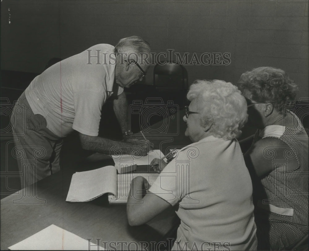 1980 Press Photo Robert L. Dalton votes at Shades Cahaba school, Homewood - Historic Images