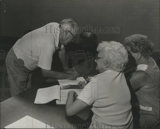 1980 Press Photo Robert L. Dalton votes at Shades Cahaba school, Homewood - Historic Images