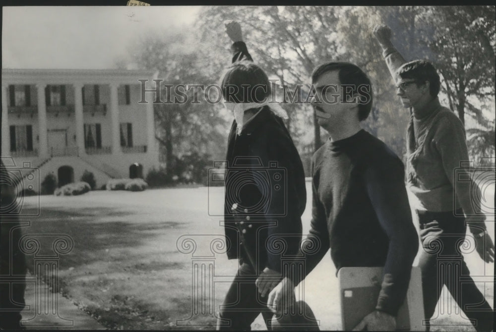 1968 Press Photo Marchers raise clenched fists at Doctor Rose's residence - Historic Images