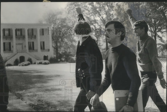 1968 Press Photo Marchers raise clenched fists at Doctor Rose's residence - Historic Images