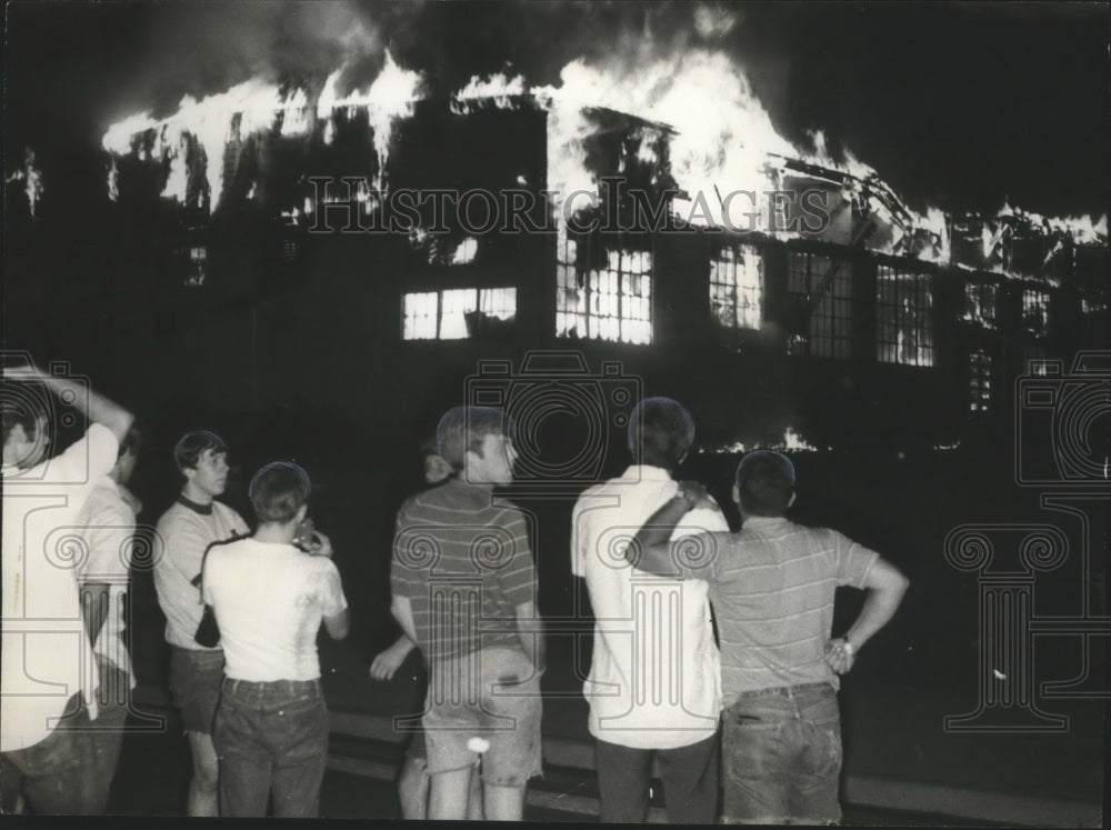 1970 Press Photo Students watch as old Dressler Hall burns on University campus - Historic Images