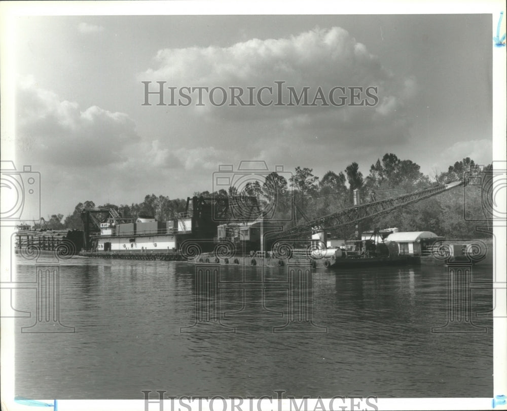 1980 Dredge Passing Demopolis, Alabama-Historic Images